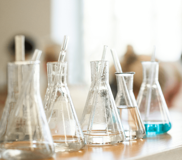 Vilniaus chemijos mokytojus kviečiame registruotis į praktinius užsiėmimus laboratorijoje